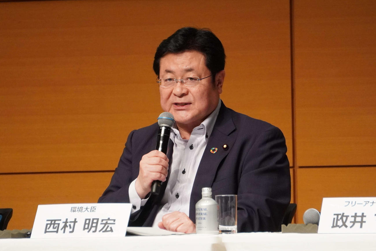 福島県内の除去土壌について理解を図る対話集会「『福島、その先の環境へ。』対話フォーラム」に出席した西村明宏環境相（撮影・沢田直人）