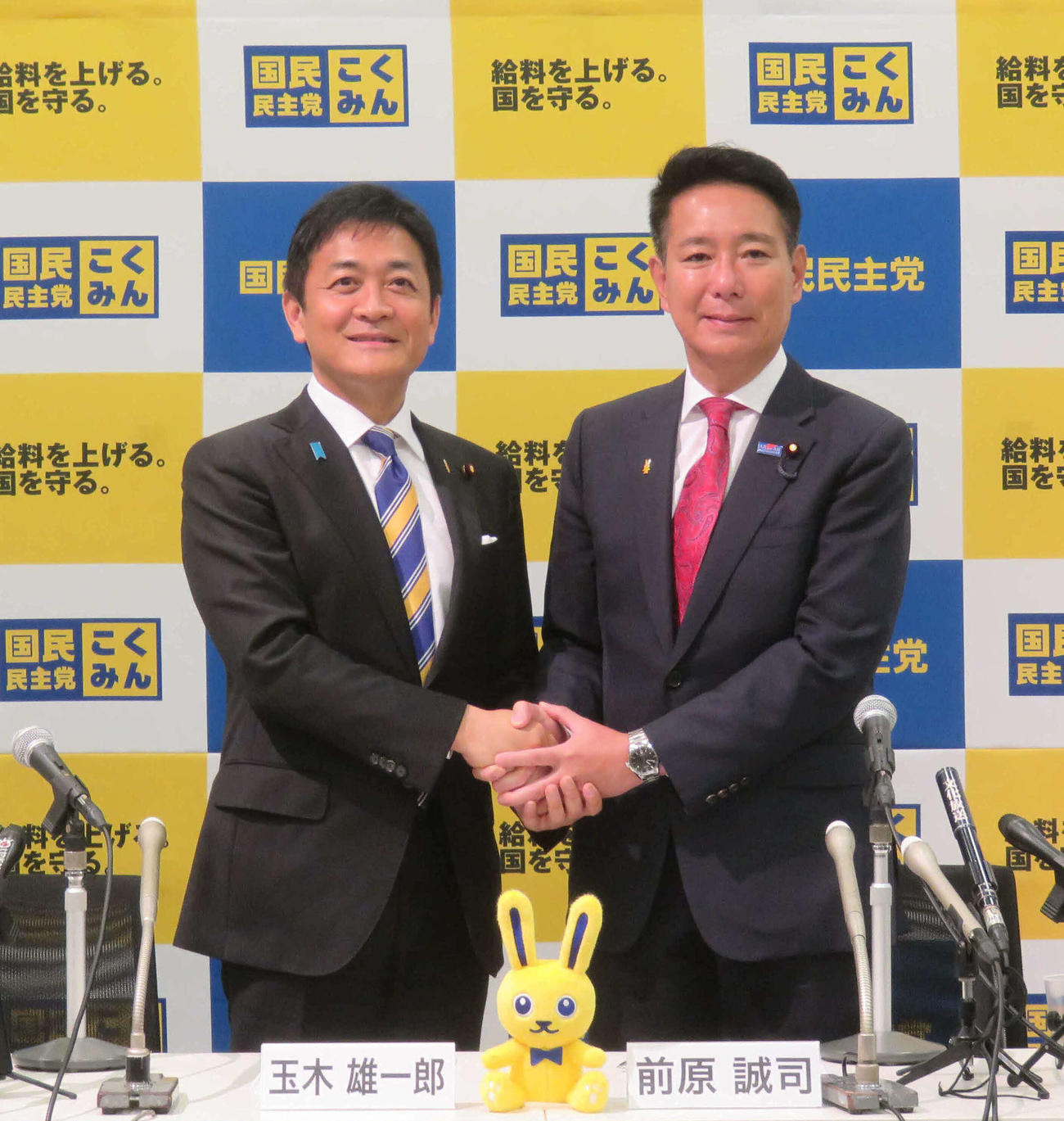 国民民主党の代表選が告示され、玉木雄一郎代表（左）と前原誠司代表代行が共同会見で握手を交わした（撮影・大上悟）