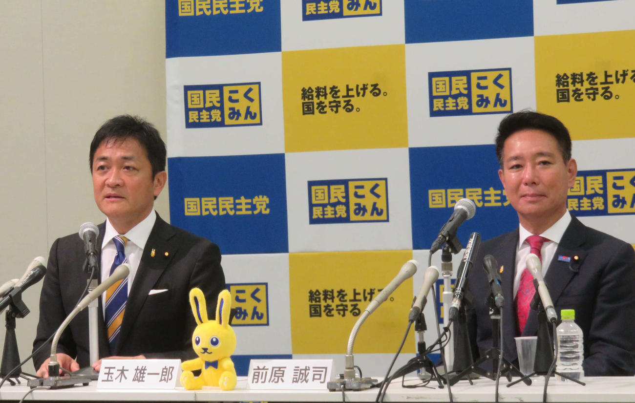 国民民主党の代表選が告示され、玉木雄一郎代表（左）と前原誠司代表代行が共同会見に臨んだ（撮影・大上悟）