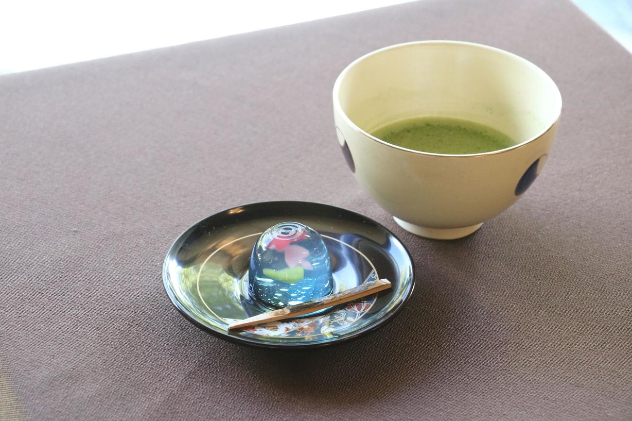 藤井聡太王位が午前のおやつに注文した「季節の和菓子」「抹茶」（日本将棋連盟提供）