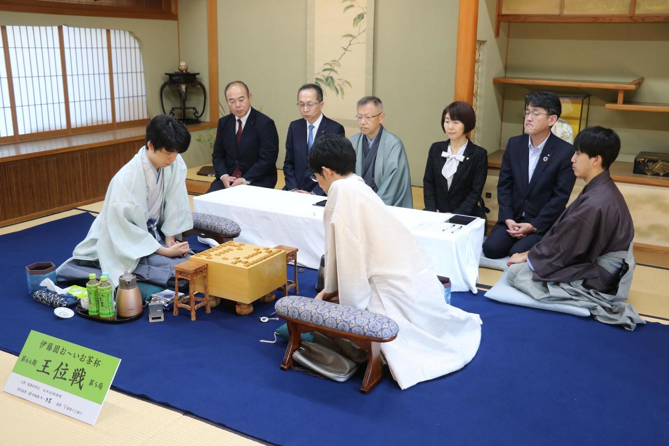 王位戦7番勝負第5局に臨んだ藤井聡太王位（左）、佐々木大地七段（日本将棋連盟提供）