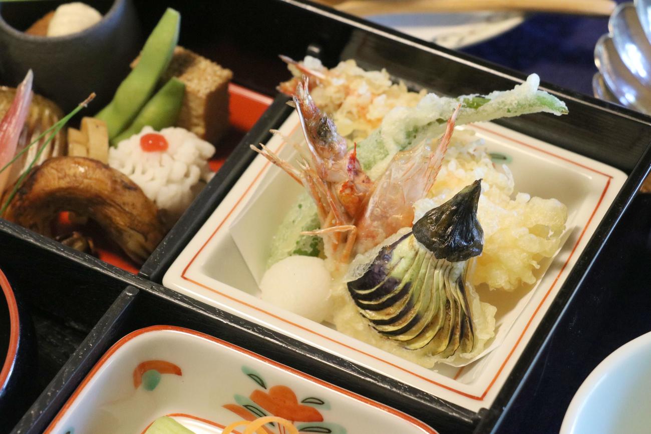 藤井聡太王位、佐々木大地七段が勝負メシに注文した「松花堂弁当」、天ぷらは鳴門金時、車エビなど（日本将棋連盟提供）