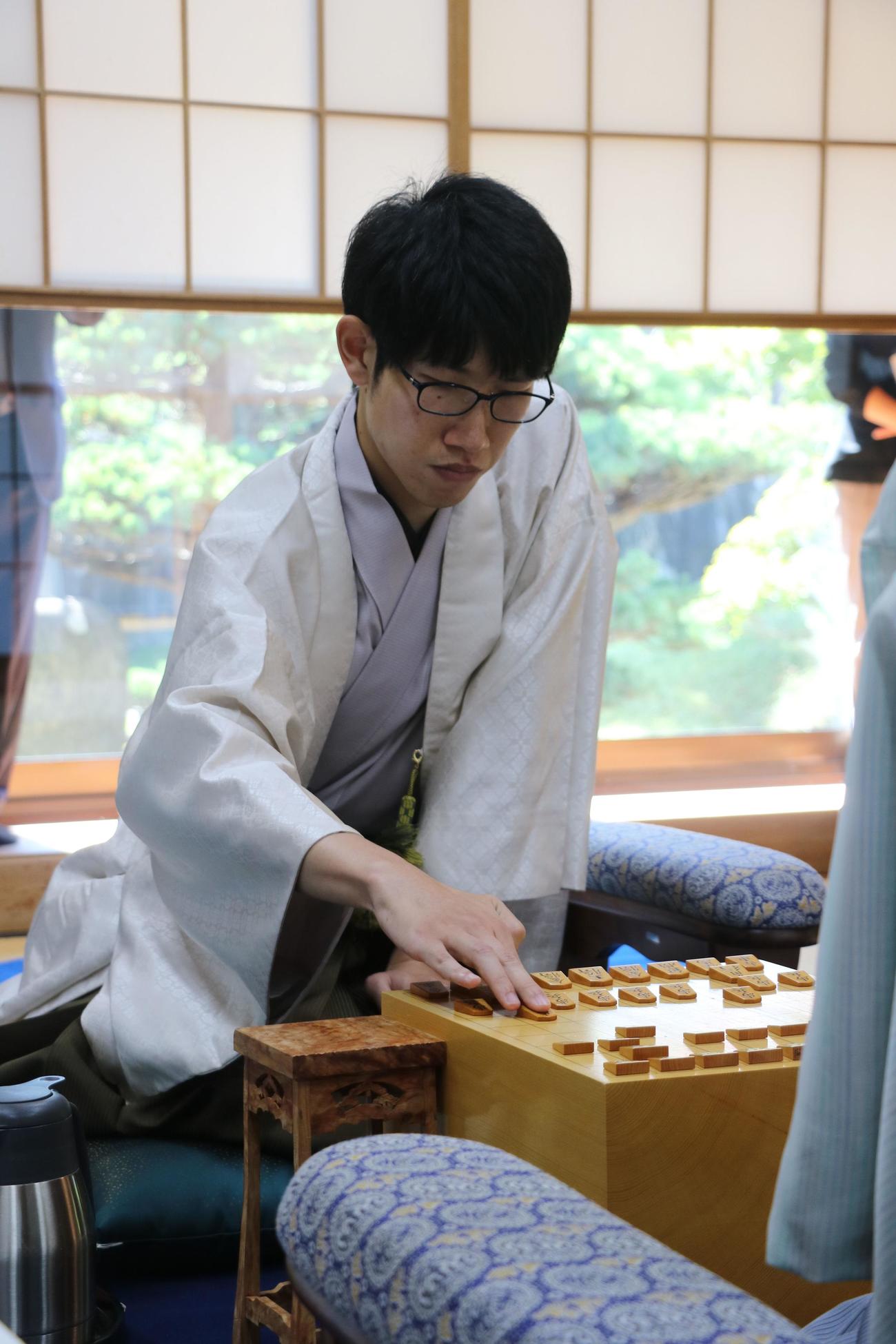 王位戦7番勝負第5局に臨んだ佐々木大地七段（日本将棋連盟提供）