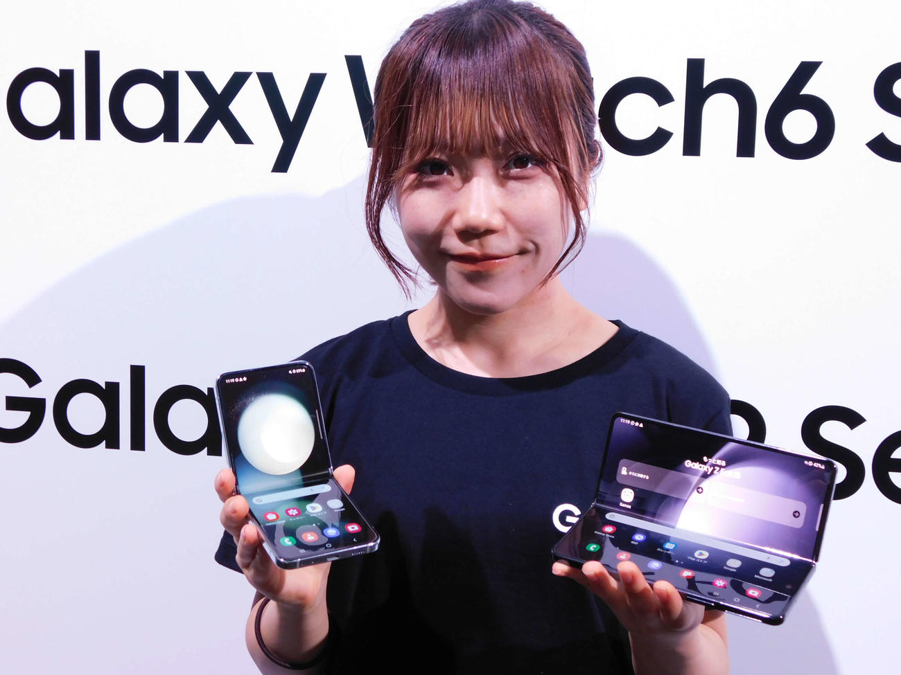 サムスン電子ジャパンの最新折りたたみスマートフォンを持つ女性スタッフ