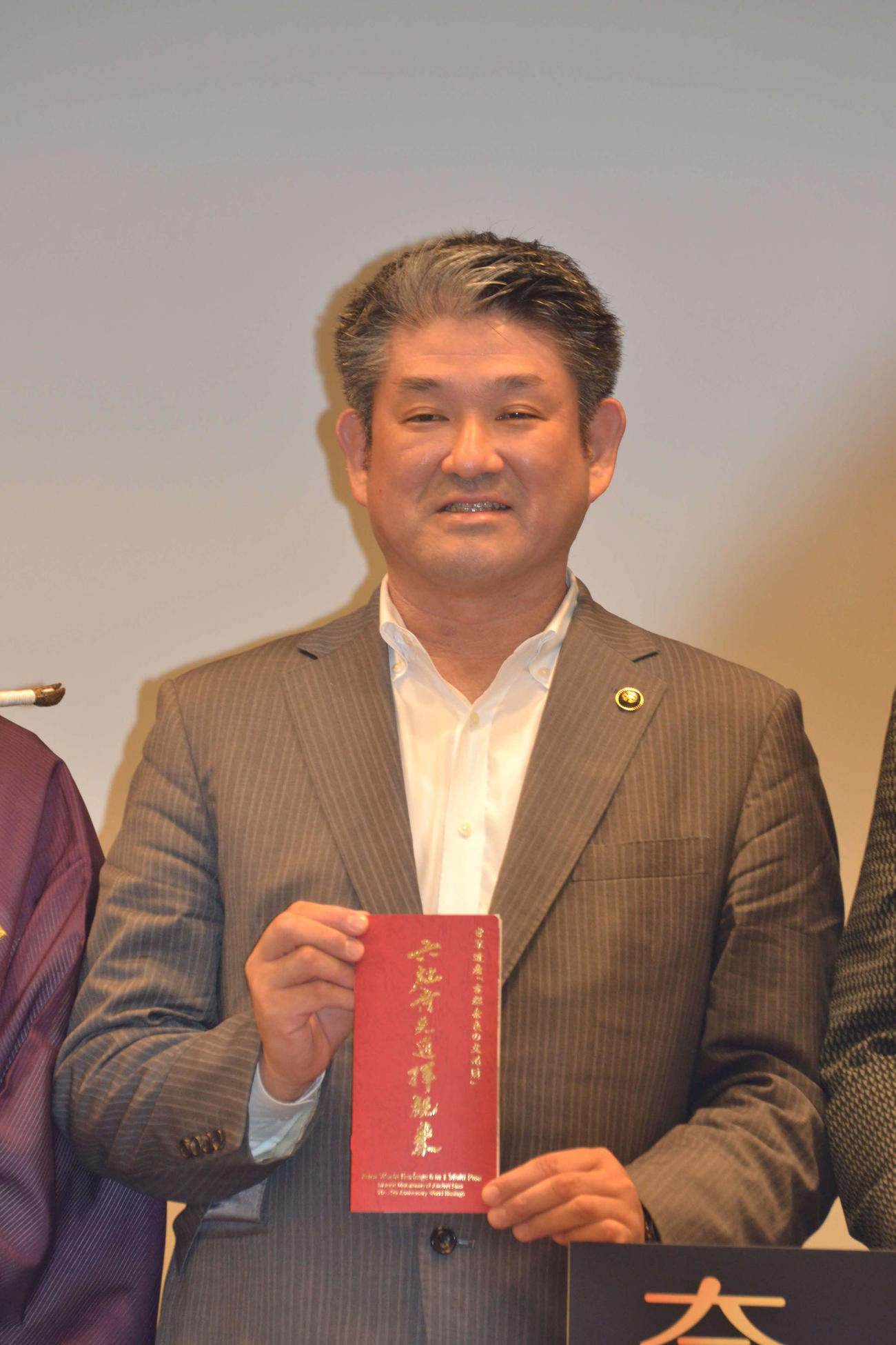 「六社寺共通拝観券」を手にする仲川げん奈良市長
