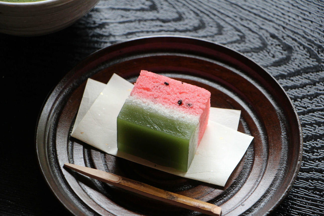 佐々木大地七段が午後のおやつに注文した「季節の和菓子」（日本将棋連盟提供）