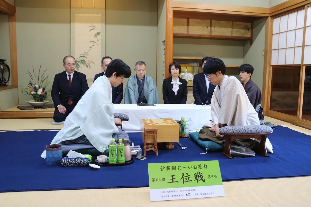 王位戦7番勝負第5局に臨んだ藤井聡太王位（左）、佐々木大地七段（日本将棋連盟提供）