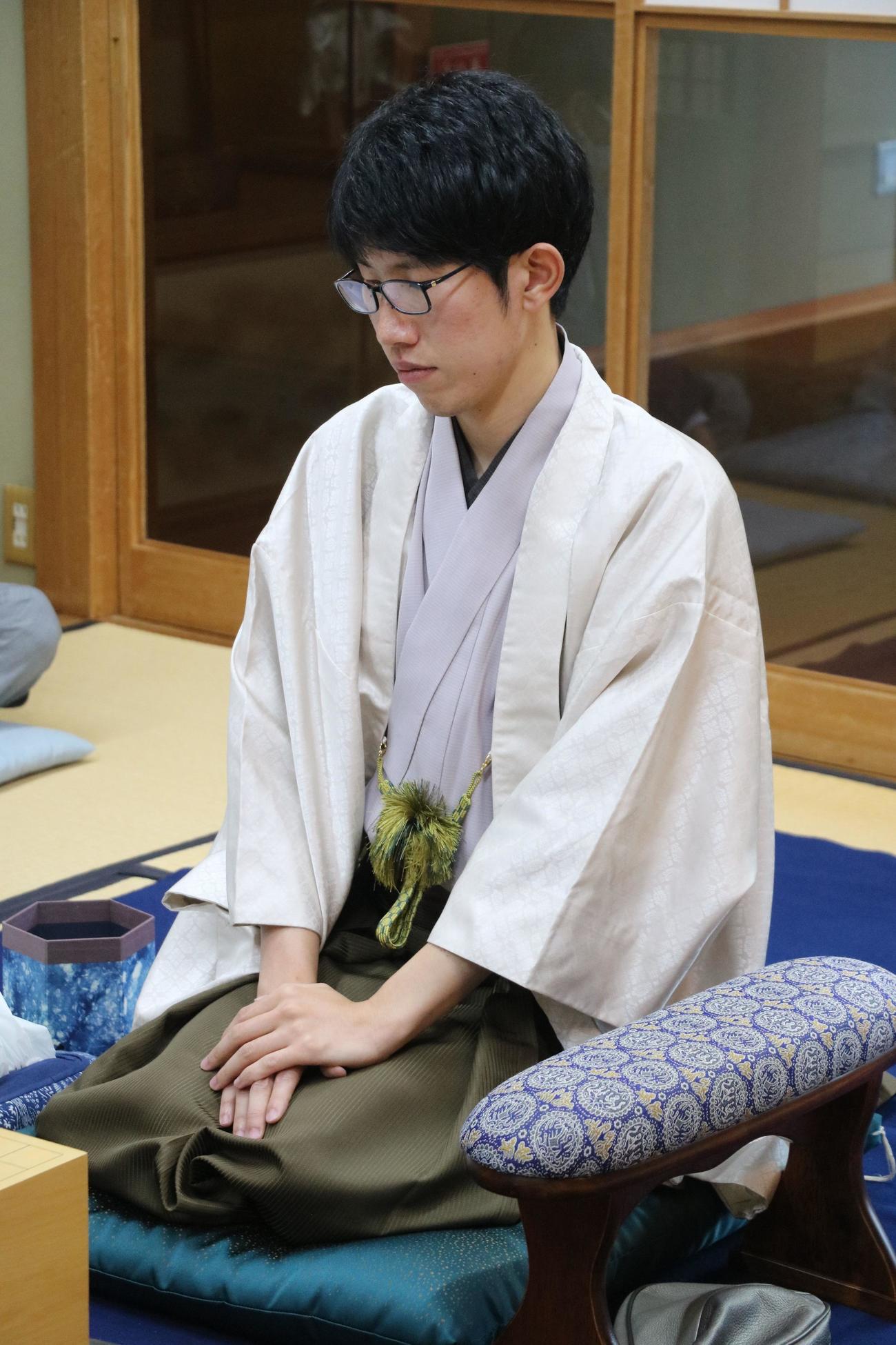 王位戦7番勝負第5局、1日目を終えた佐々木大地七段（日本将棋連盟提供）