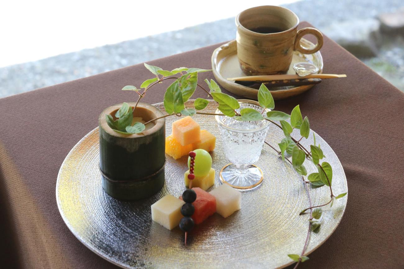 佐々木大地七段が午前のおやつに注文した「季節のフルーツ」「ホットコーヒー」（日本将棋連盟提供）
