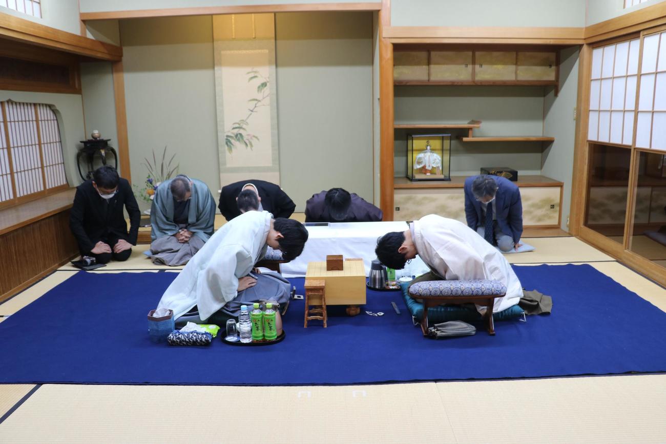 王位戦7番勝負第5局、1日目を終えた藤井聡太王位（左）佐々木大地七段（日本将棋連盟提供）