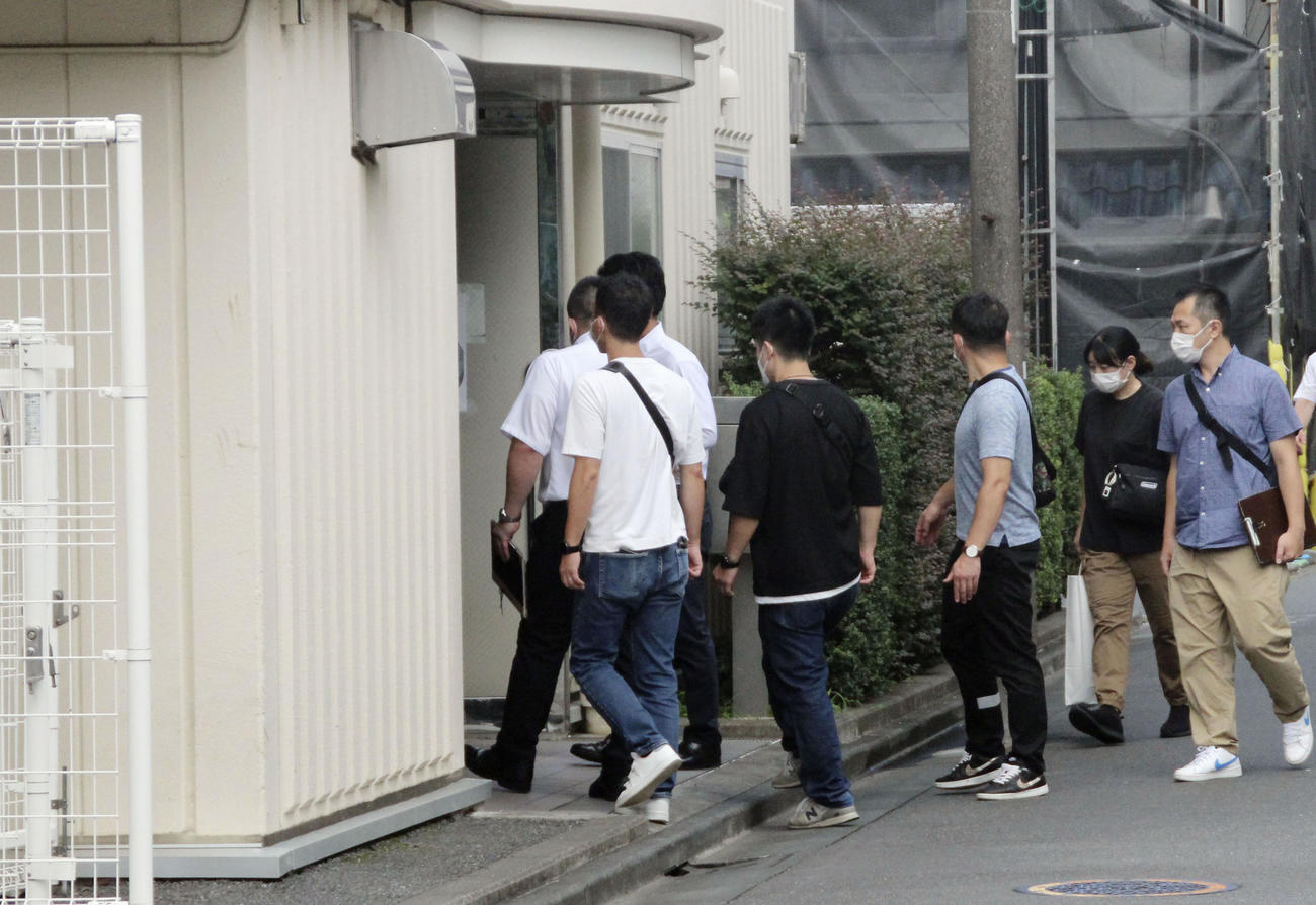日本大アメリカンフットボール部の寮に再び家宅捜索に入る警視庁の捜査員ら（共同）