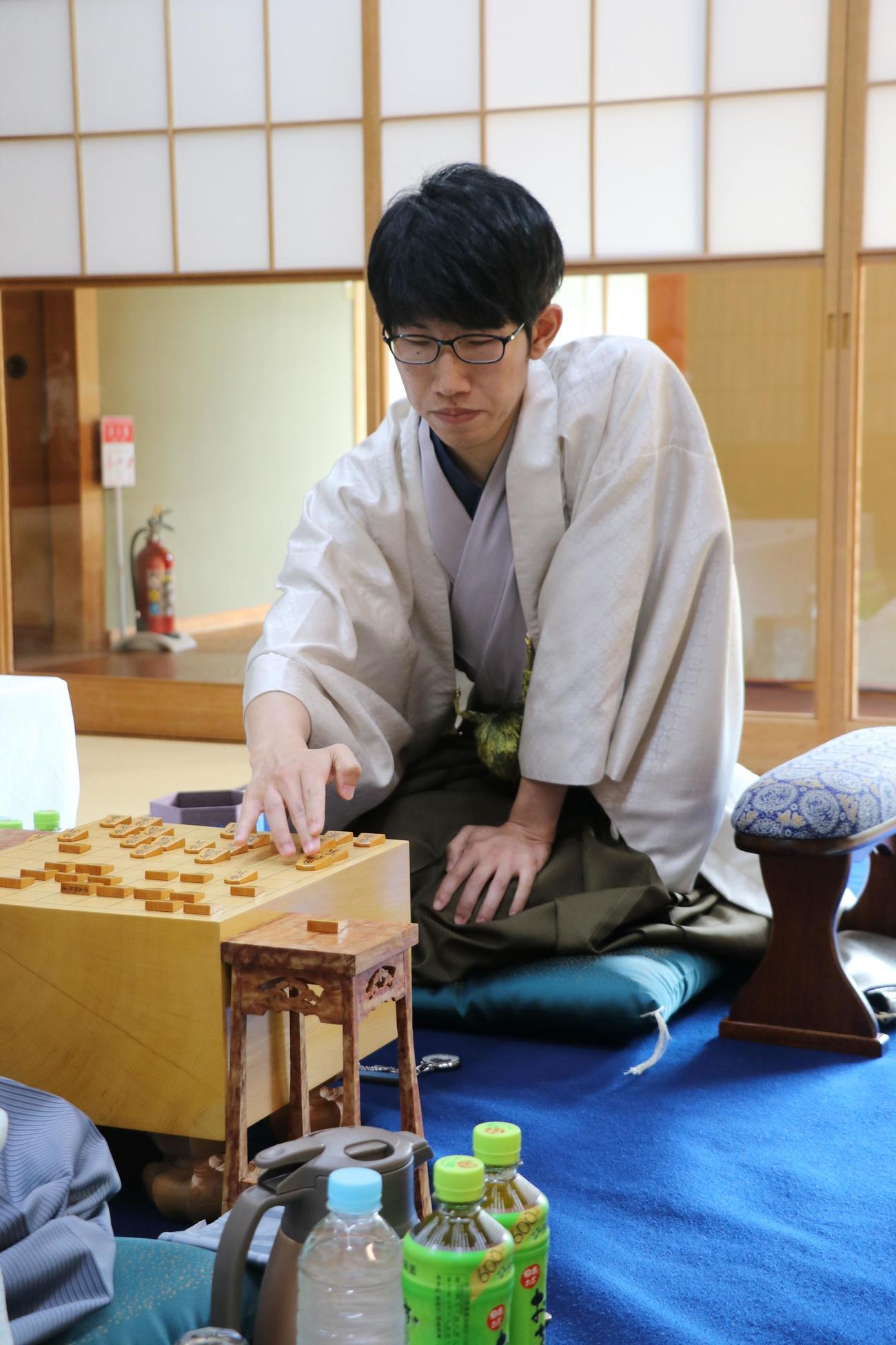 王位戦7番勝負第5局2日目に臨む佐々木大地七段（日本将棋連盟提供）
