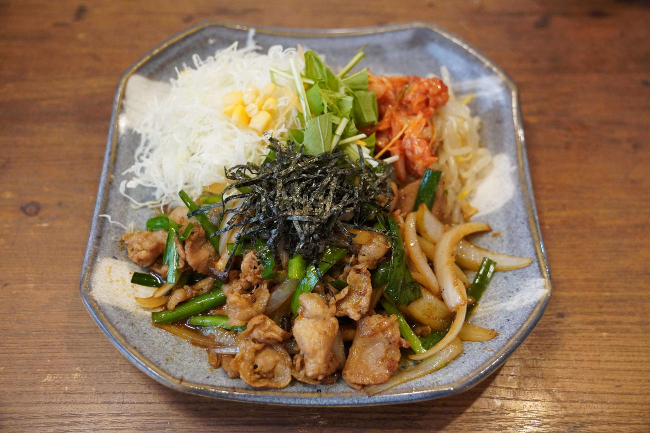 慶応野球部員の人気メニュー、レストラン「洋食とらひげ」の豚スタミナ焼き（撮影・沢田直人）