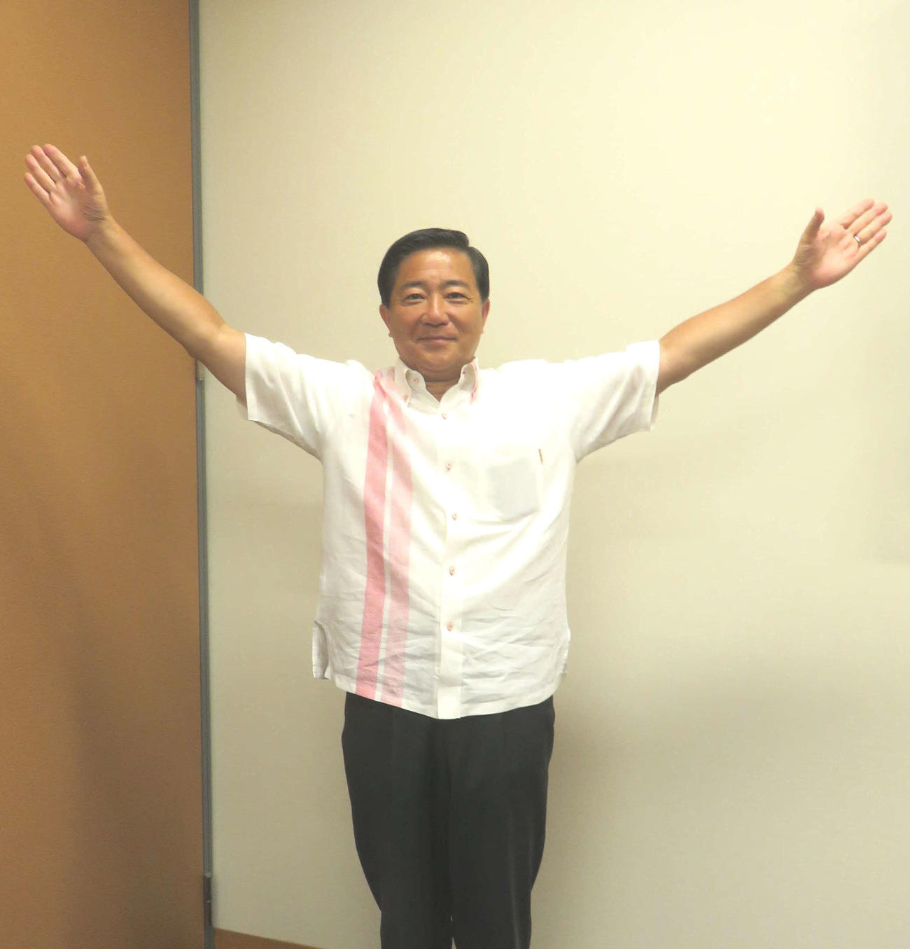 慶応高時代に応援指導部主将を務めた長島昭久衆院議員が、母校の甲子園107年ぶりVへ応援ポーズを決めた（撮影・大上悟）