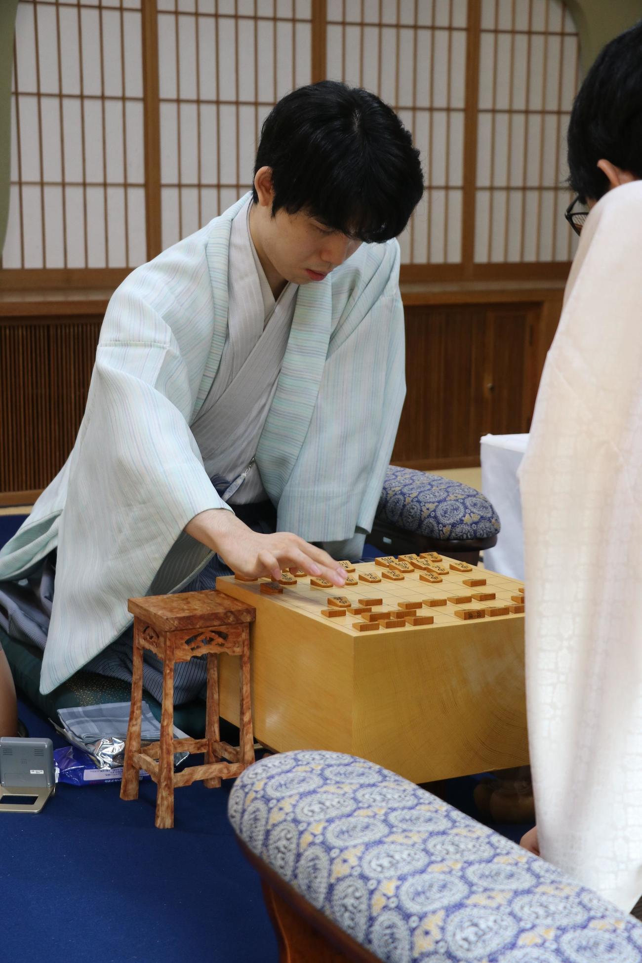 王位戦7番勝負第5局2日目に臨んだ藤井聡太王位（日本将棋連盟提供）