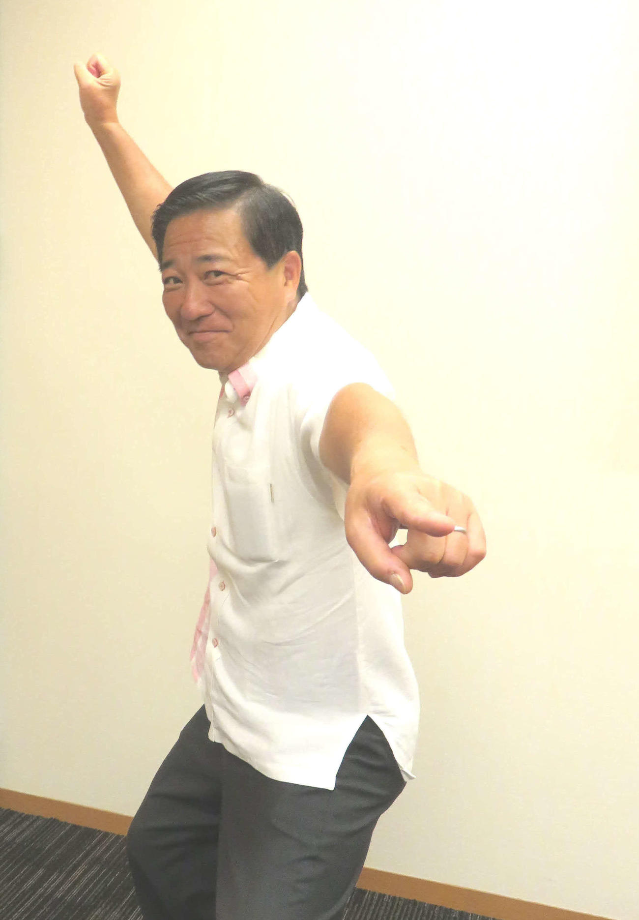 慶応高時代に応援指導部主将を務めた長島昭久衆院議員が、母校の甲子園107年ぶりVへ応援ポーズを決めた（撮影・大上悟）