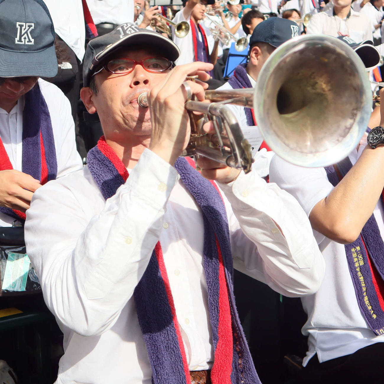 全国高校野球選手権　慶応オリジナル応援曲「烈火」の作曲者・中谷寛也さんはアルプスで演奏（撮影・村松万里子）