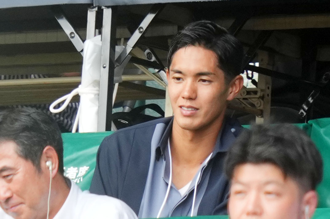 慶応対仙台育英　試合を観戦する慶応OBの神戸武藤（撮影・横山健太）