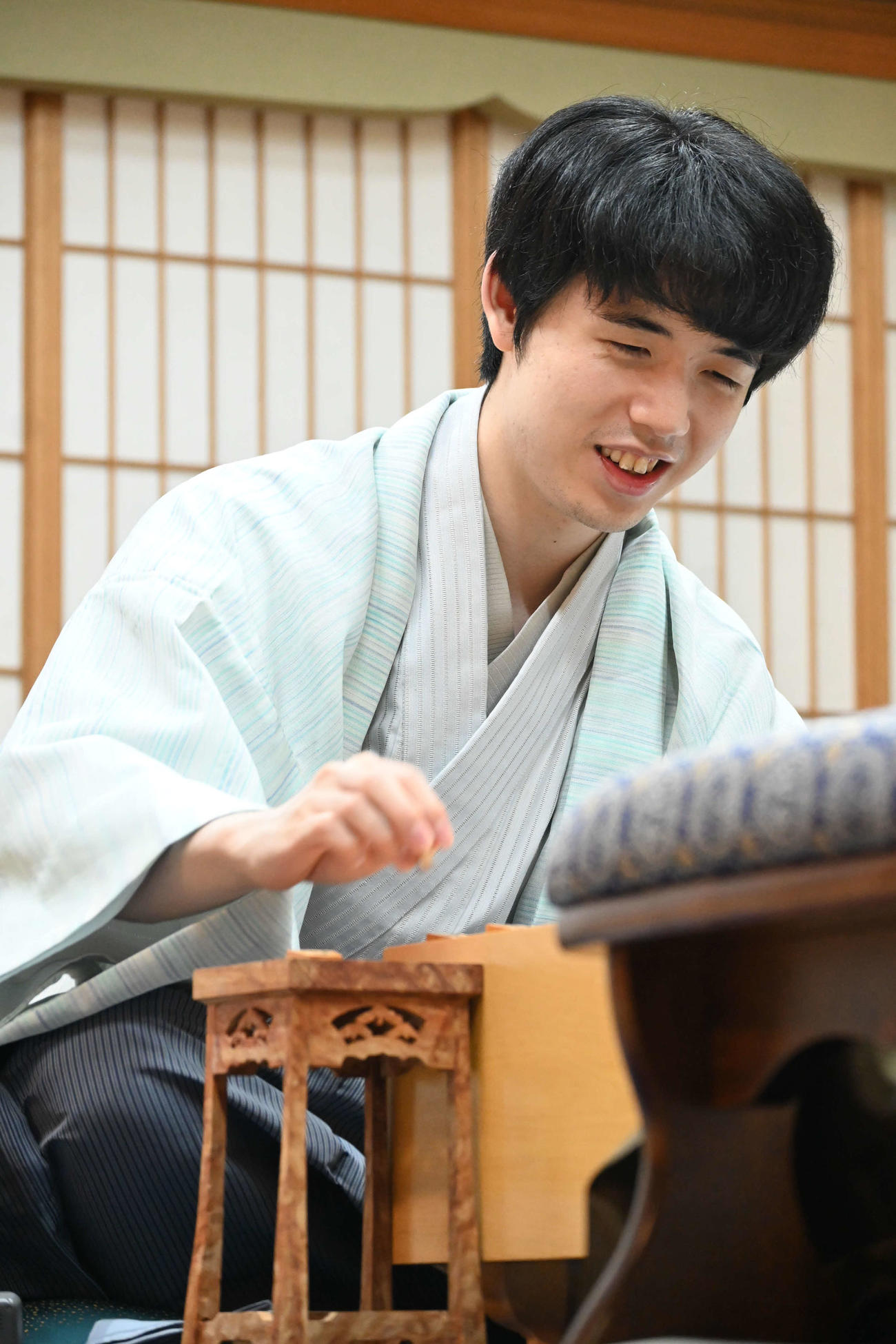 感想戦を行う藤井聡太王位（撮影・松浦隆司）