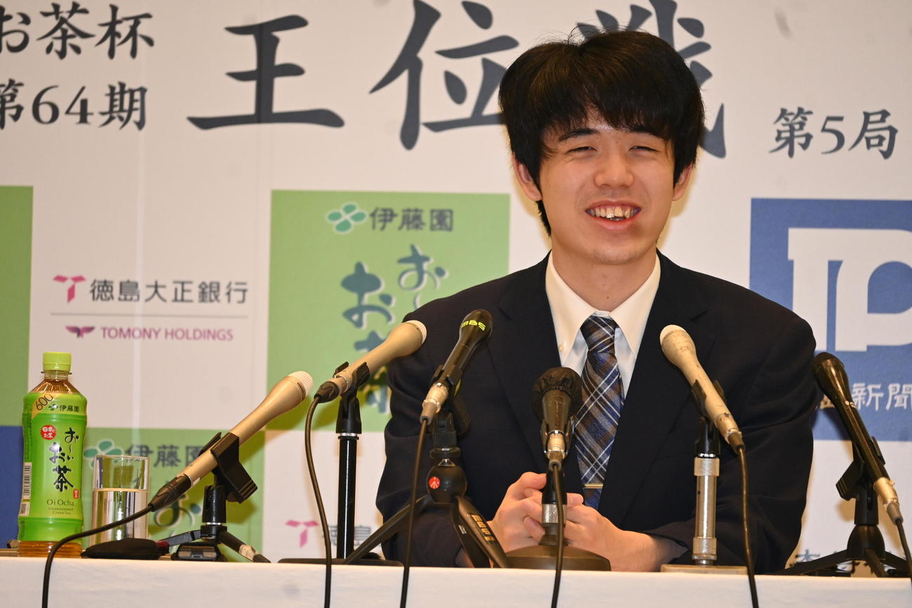 王位4連覇達成し、徳島市内で一夜明け会見する藤井聡太王位