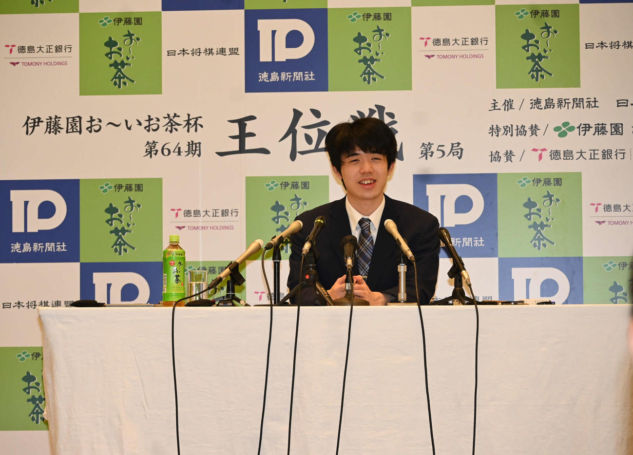 王位4連覇達成し、徳島市内で一夜明け会見する藤井聡太王位