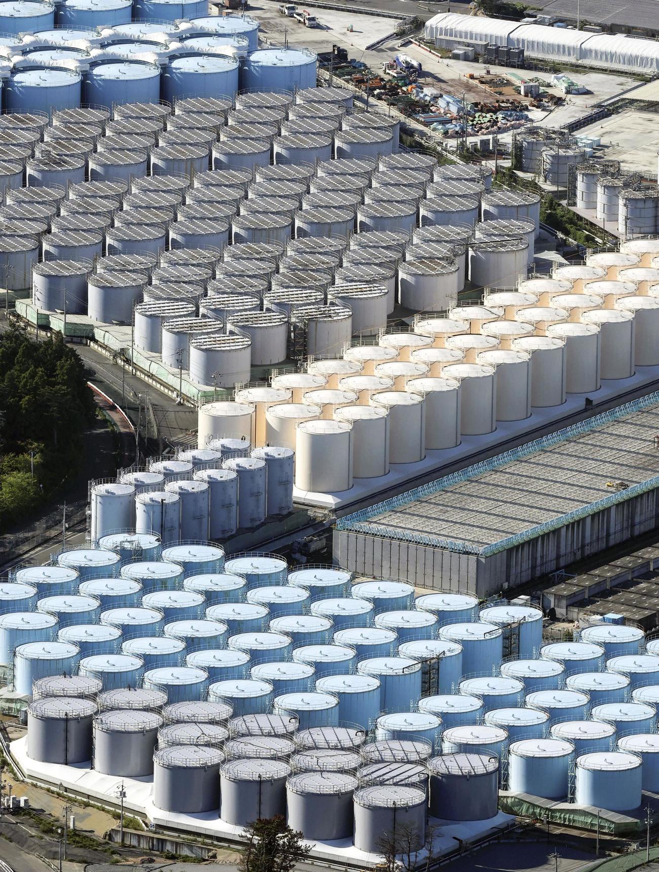 東京電力福島第1原発の敷地に並ぶ処理水の保管タンク