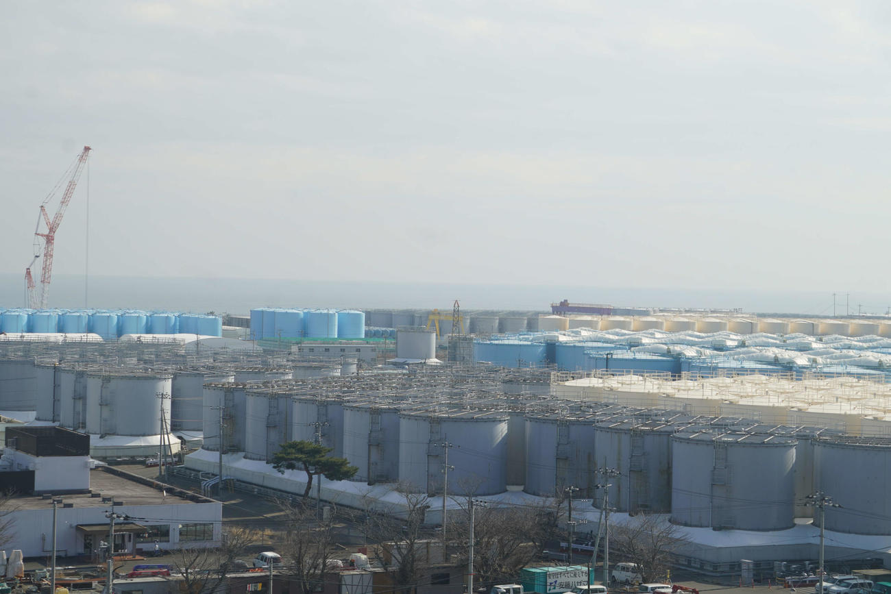 東京電力福島第1原発の構内に並ぶ処理水が入ったタンク（代表撮影）