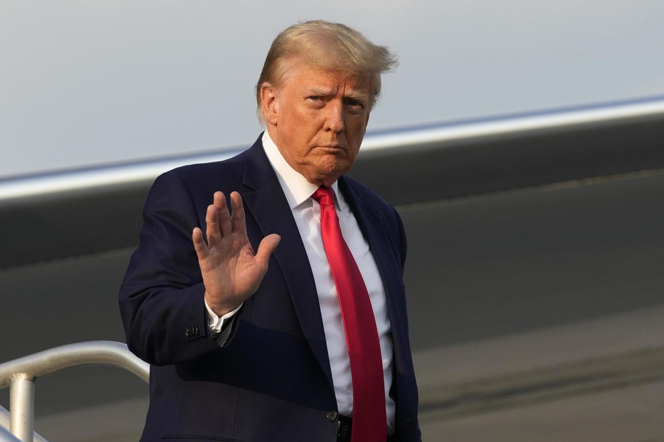 24日、米ジョージア州アトランタの空港に到着したトランプ前大統領（AP＝共同）
