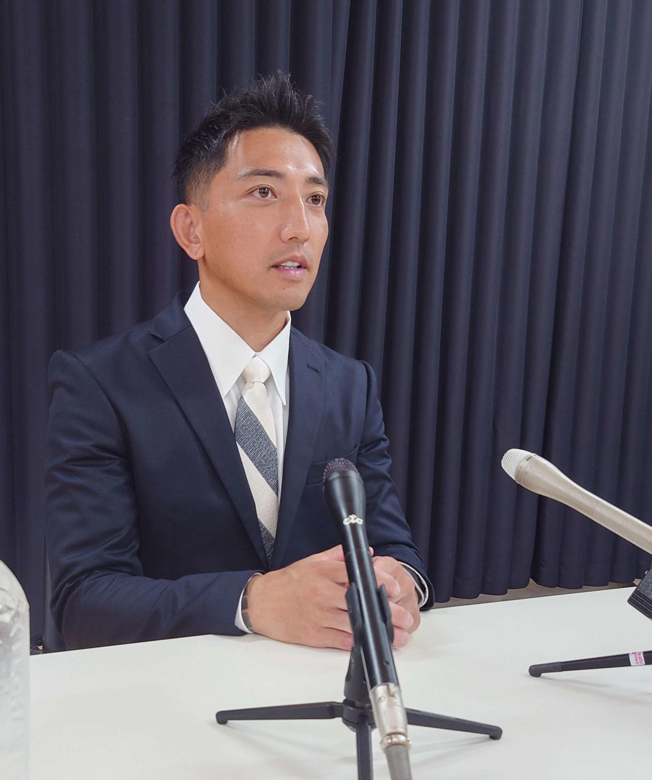 当選一夜明け会見をする後藤祐樹氏（撮影・寺沢卓）