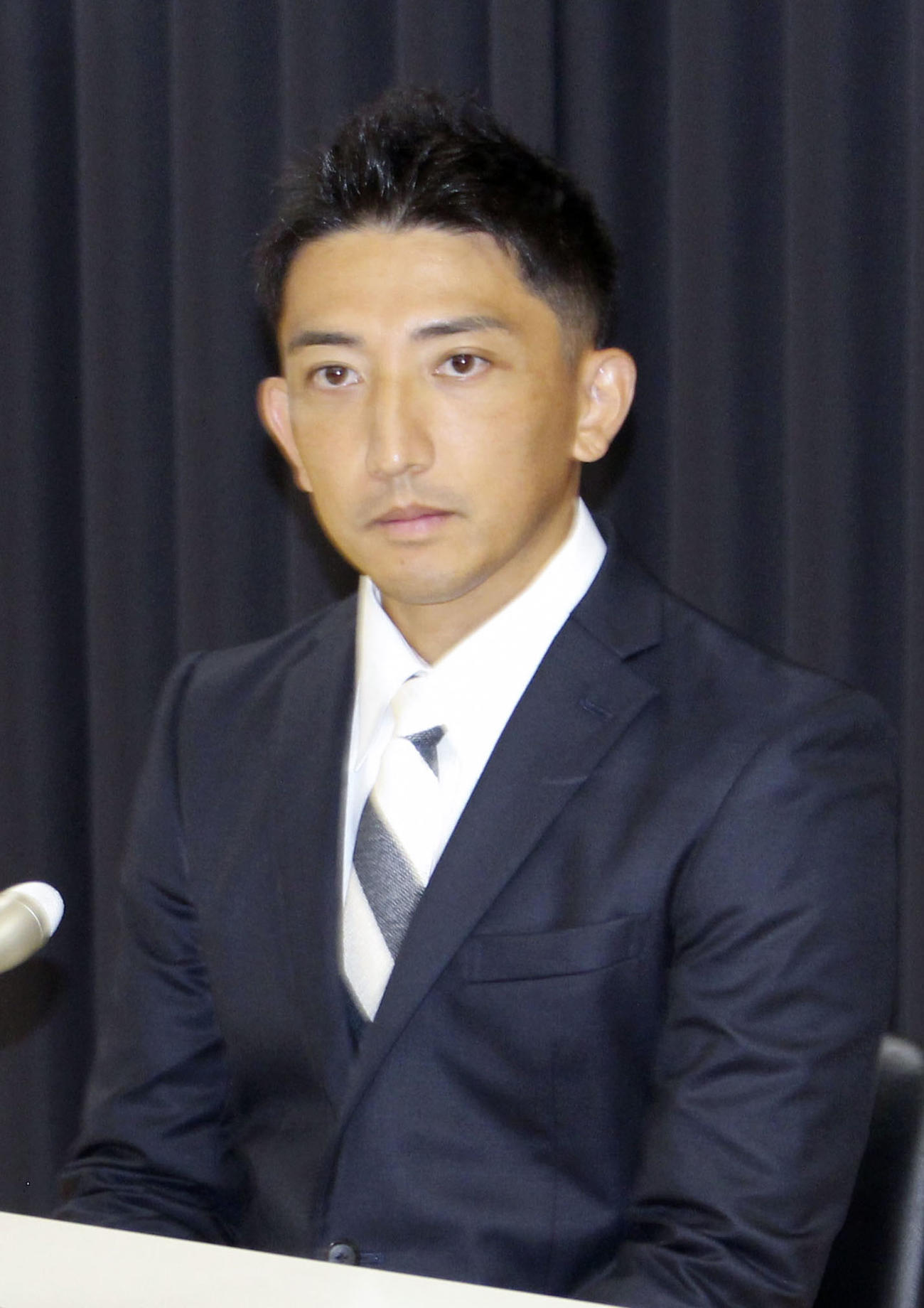 記者会見する後藤祐樹氏（共同）