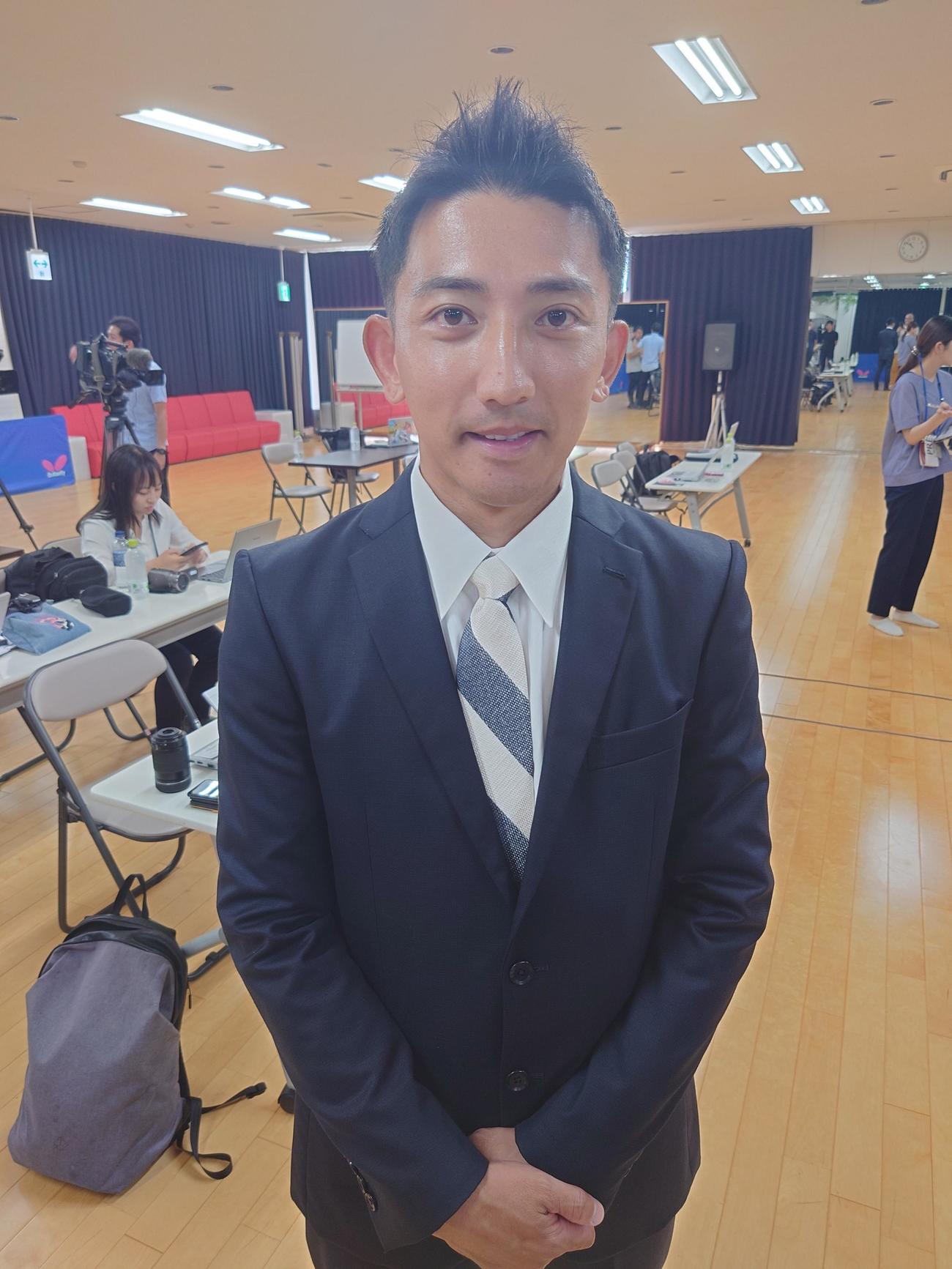 当選一夜明け会見前に「緊張しています」と後藤祐樹氏（撮影・寺沢卓）