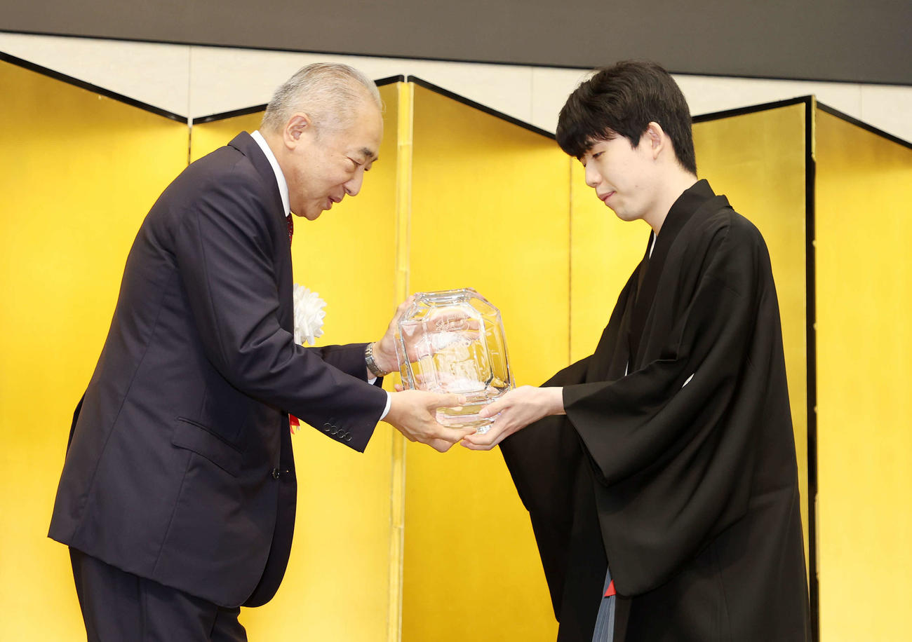 河村不二家社長（左）から賞杯を受け取る藤井叡王（撮影・鈴木正人）