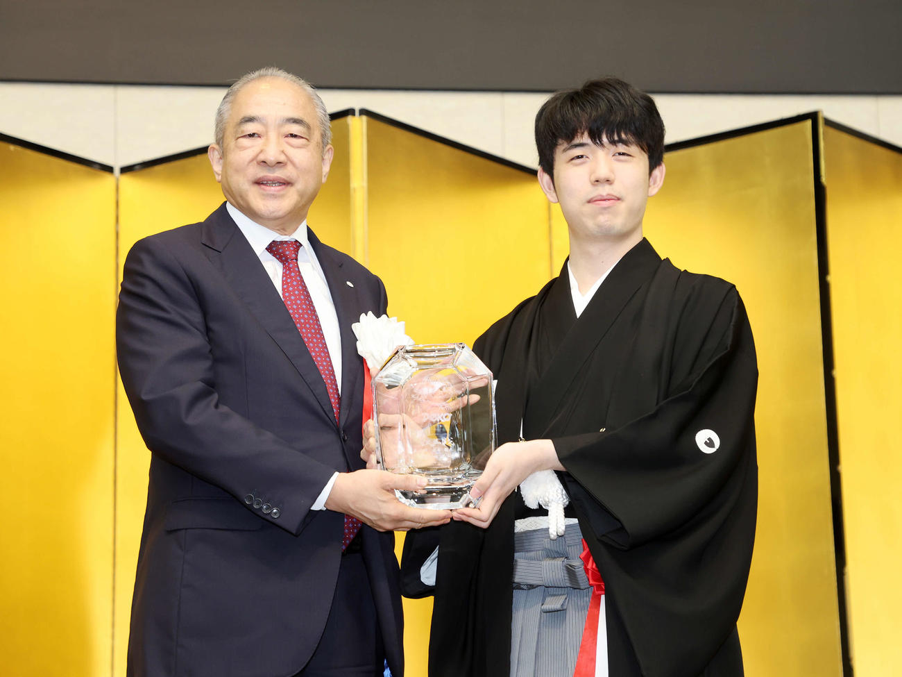 賞杯を手に写真に納まる藤井叡王（右）と河村不二家社長（撮影・鈴木正人）