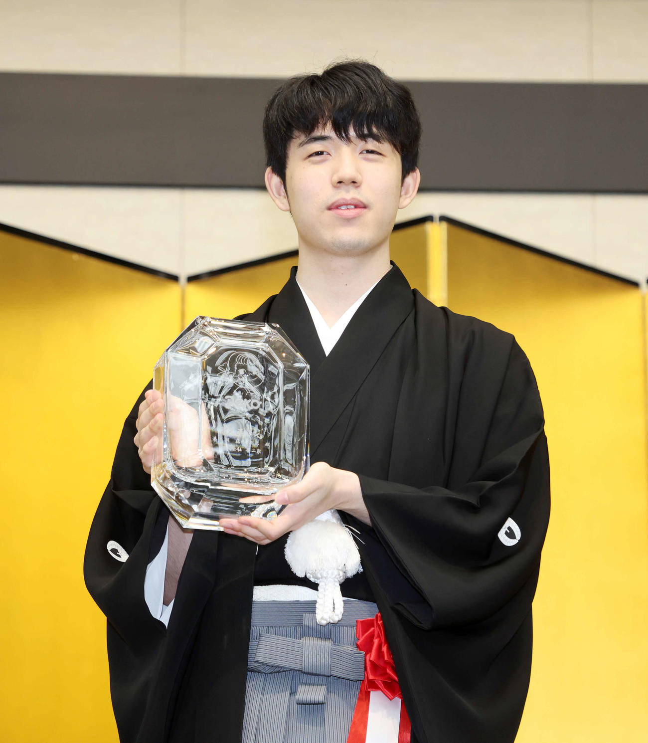 賞杯を手に写真に納まる藤井叡王（撮影・鈴木正人）