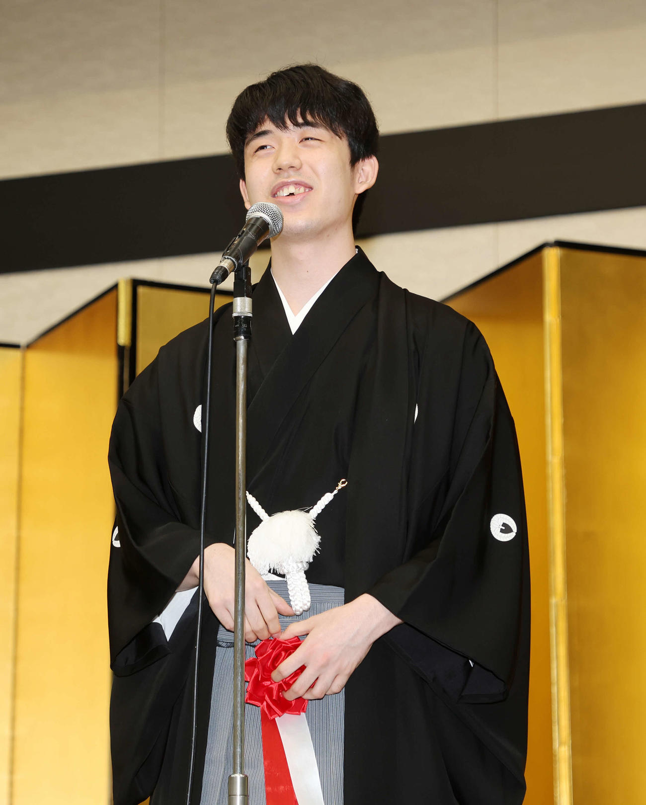 謝辞を述べる藤井叡王（撮影・鈴木正人）