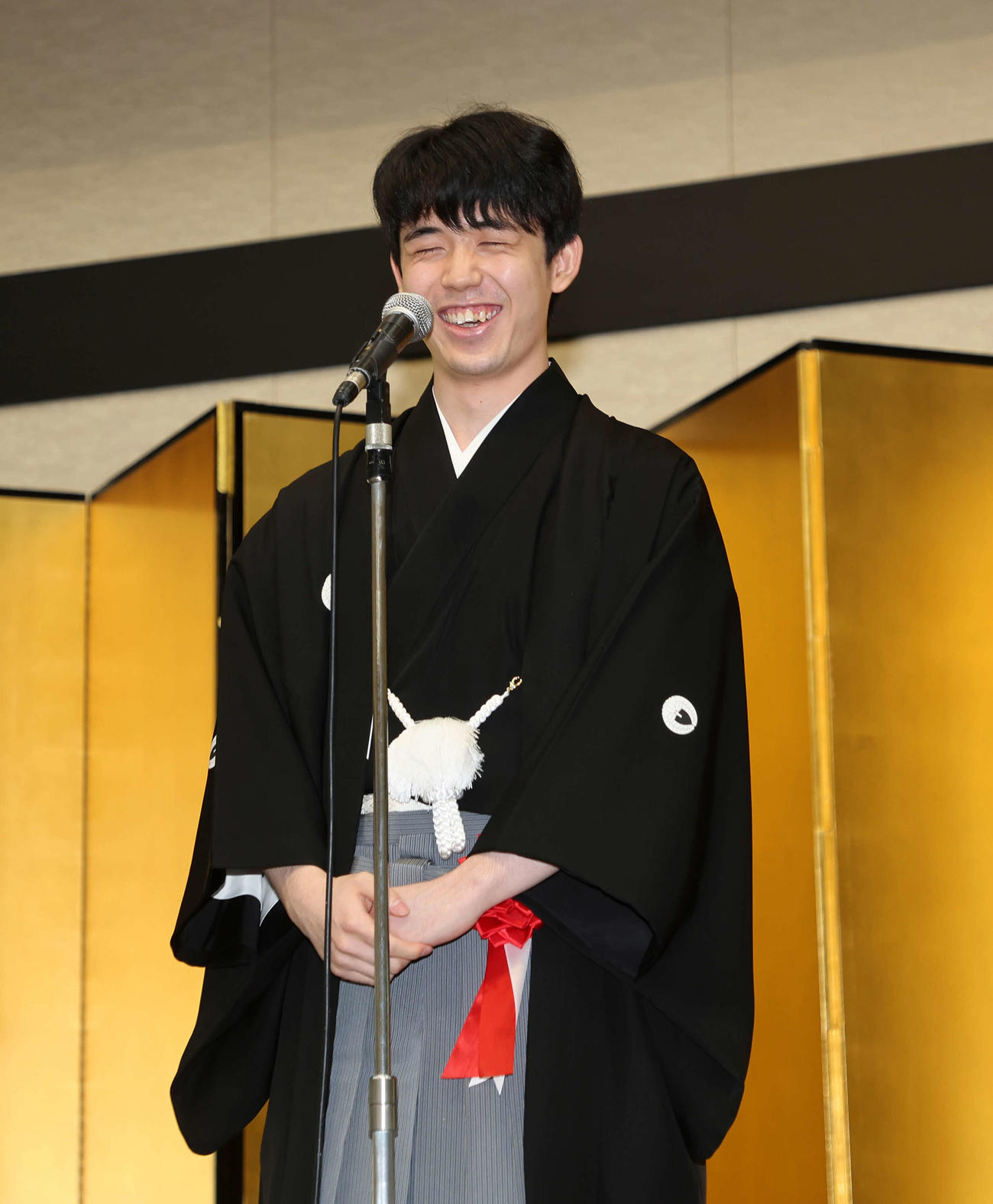 謝辞を述べる藤井叡王（撮影・鈴木正人）