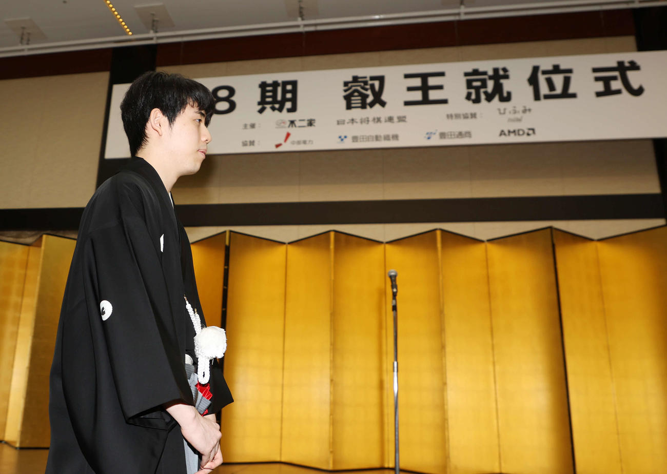 会場入りする藤井叡王（撮影・鈴木正人）