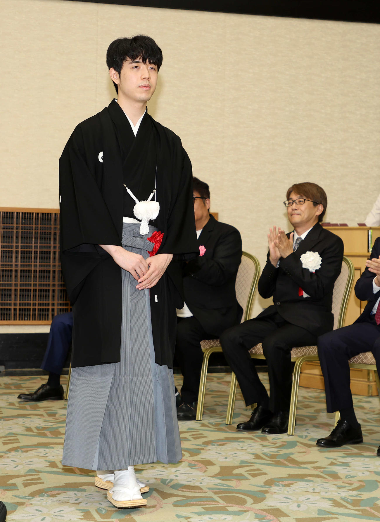 会場入りする藤井叡王（左）と拍手で迎える日本将棋連盟の羽生会長（撮影・鈴木正人）