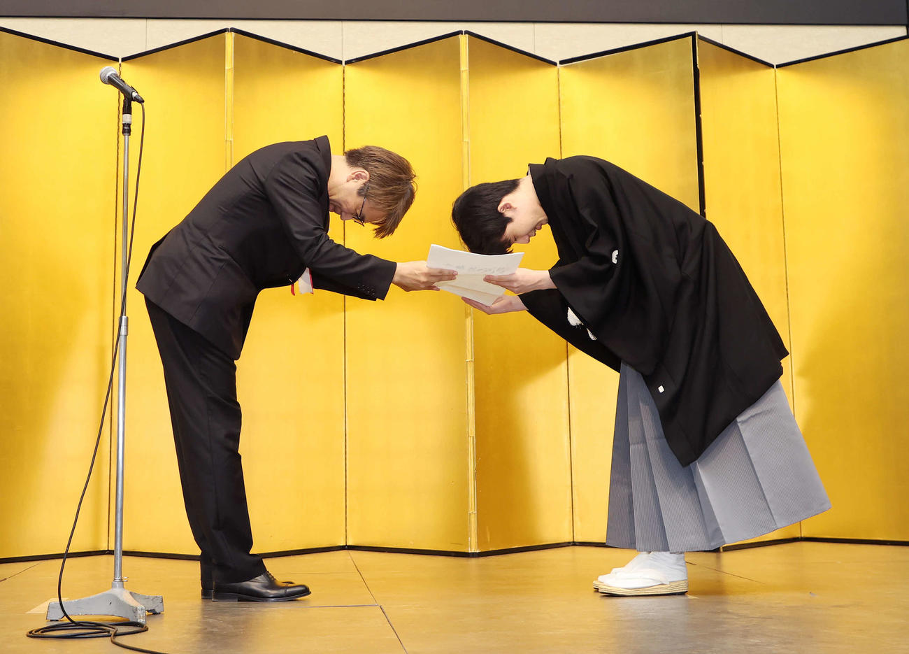 日本将棋連盟の羽生会長（左）から就位状を授与される藤井叡王（撮影・鈴木正人）