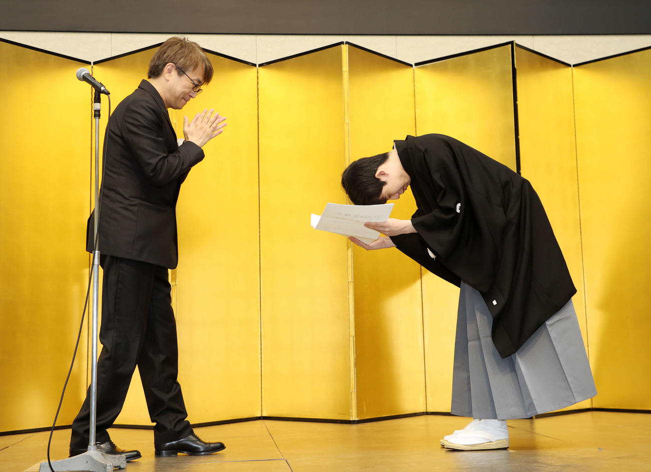 日本将棋連盟の羽生会長（左）から就位状を授与される藤井叡王（撮影・鈴木正人）