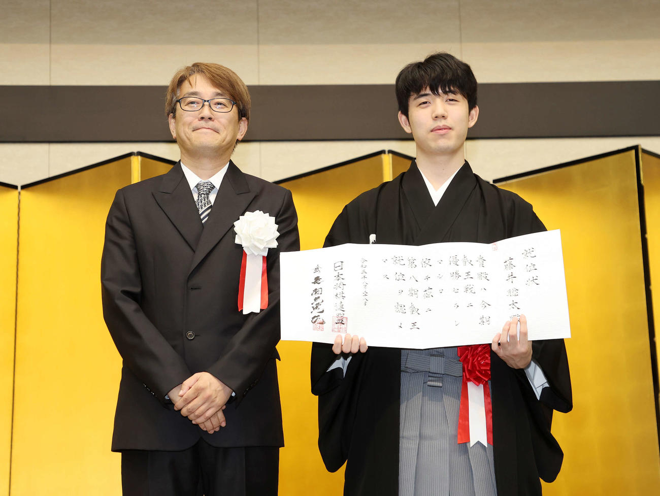 就位状を手に写真に納まる藤井叡王（右）と日本将棋連盟の羽生会長（撮影・鈴木正人）