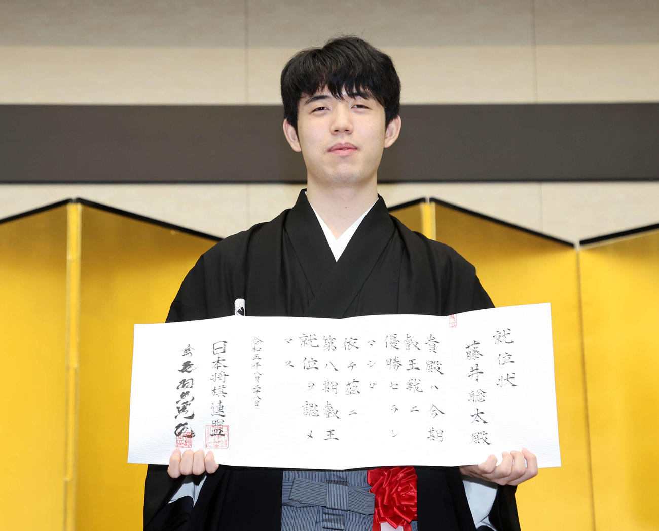 就位状を手に写真に納まる藤井叡王（撮影・鈴木正人）