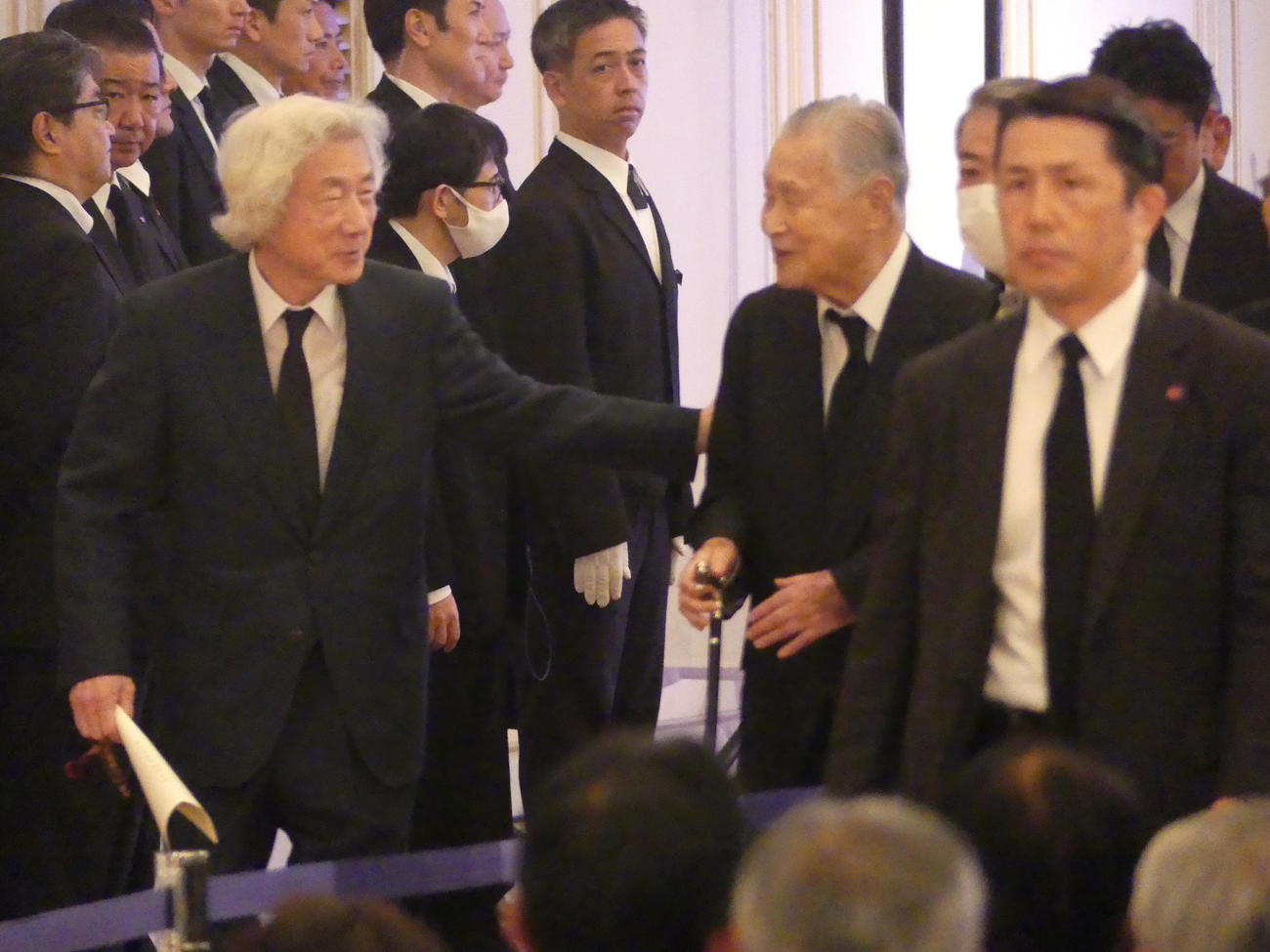 青木幹雄氏のお別れの会の後、会場を後にする際に談笑する小泉純一郎元首相（左）と森喜朗元首相（撮影・中山知子）