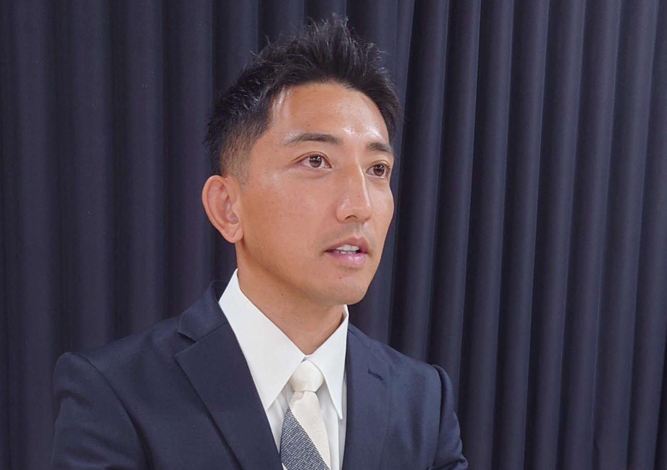 8月28日、当選一夜明け会見をする後藤祐樹氏