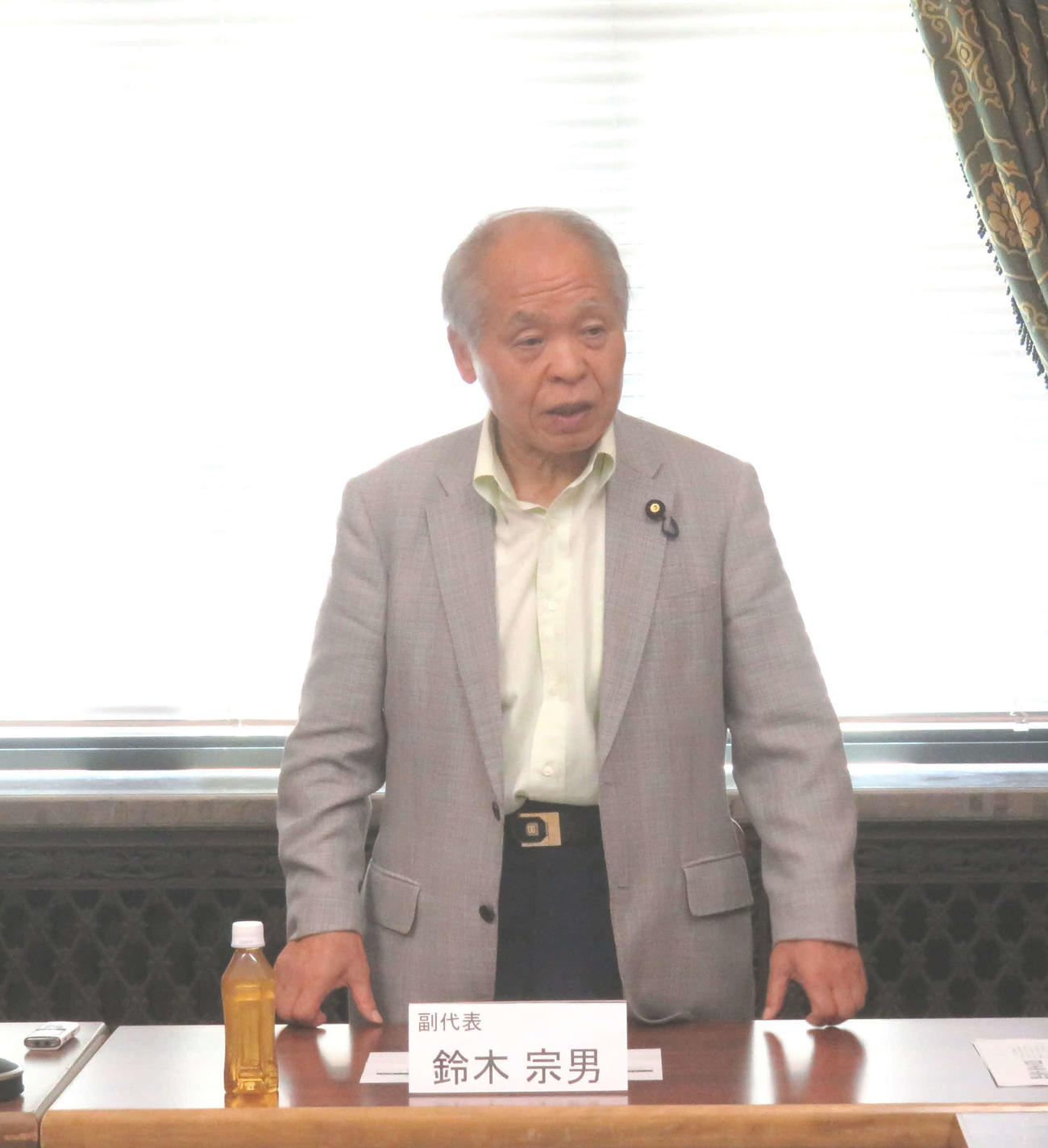 日本維新の会の鈴木宗男・国会議員団副代表は馬場伸幸代表に対し、ウクライナ情勢の停戦を岸田文雄首相に申し入れることを要請した（撮影・大上悟）