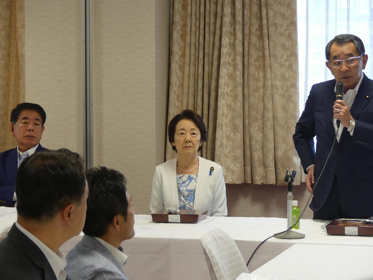 自民党安倍派の総会に出席した下村博文元文科相（左）。右はあいさつする塩谷立会長代理（撮影・中山知子）