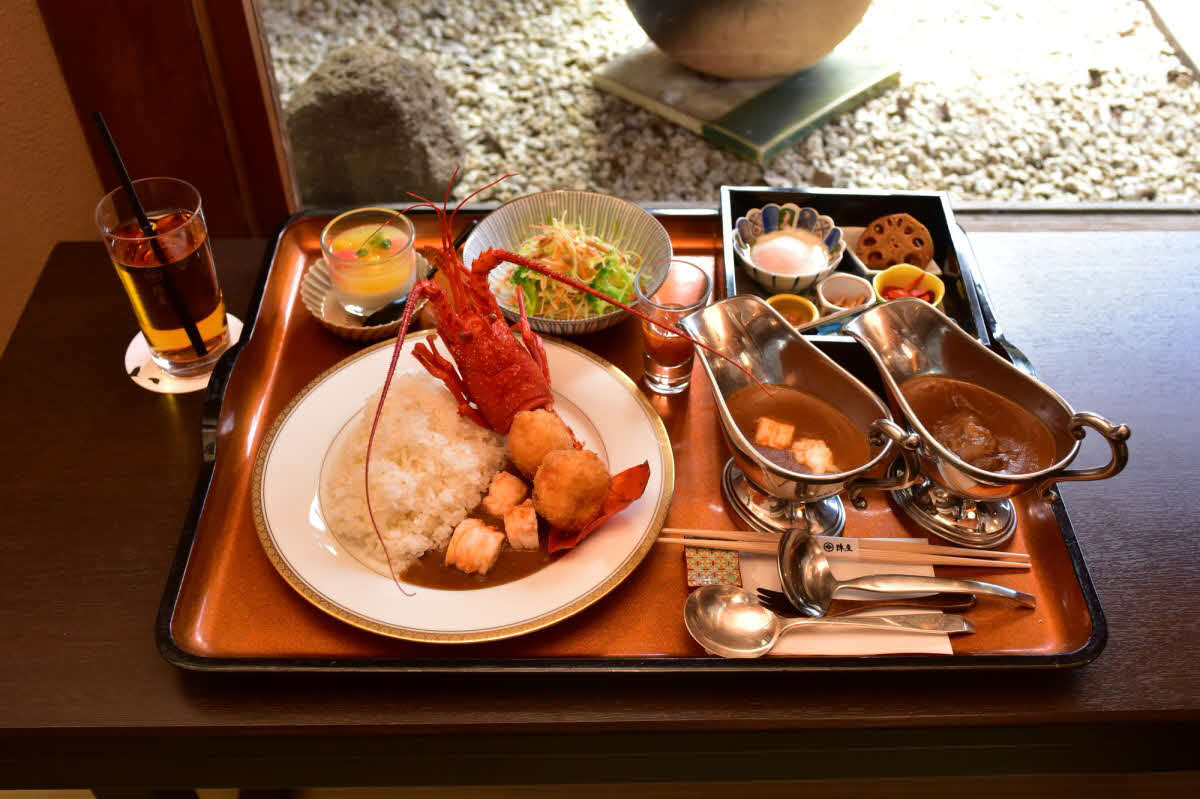 藤井聡太竜王の昼食は「陣屋カレー（ビーフ＆伊勢海老シーフード）」とウーロン茶（日本将棋連盟提供）