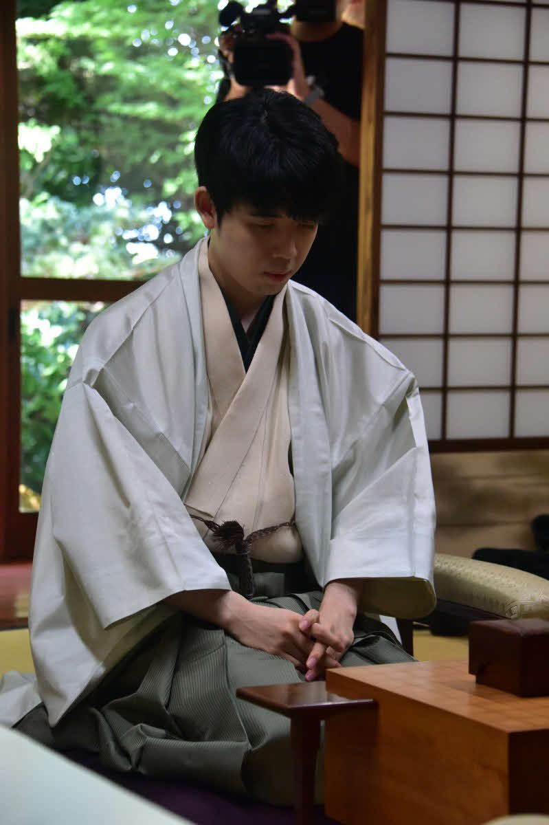 初挑戦となった王座戦で8冠全制覇を目指す藤井聡太竜王（日本将棋連盟提供）