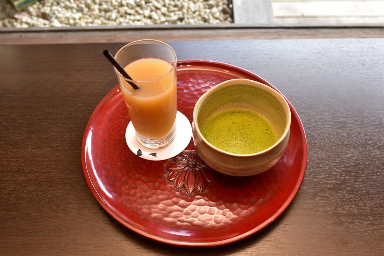 永瀬拓矢王座のおやつは「抹茶」「グレープフルーツジュース」（日本将棋連盟提供）