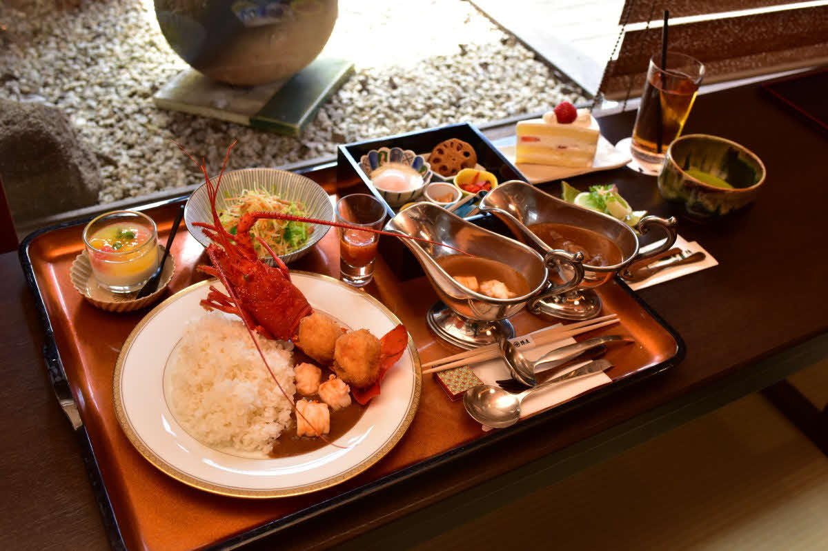 永瀬拓矢王座の昼食は「陣屋カレー（ビーフ＆伊勢海老シーフード）」にウーロン茶、抹茶、ショートケーキとシャインマスカット大福（日本将棋連盟提供）